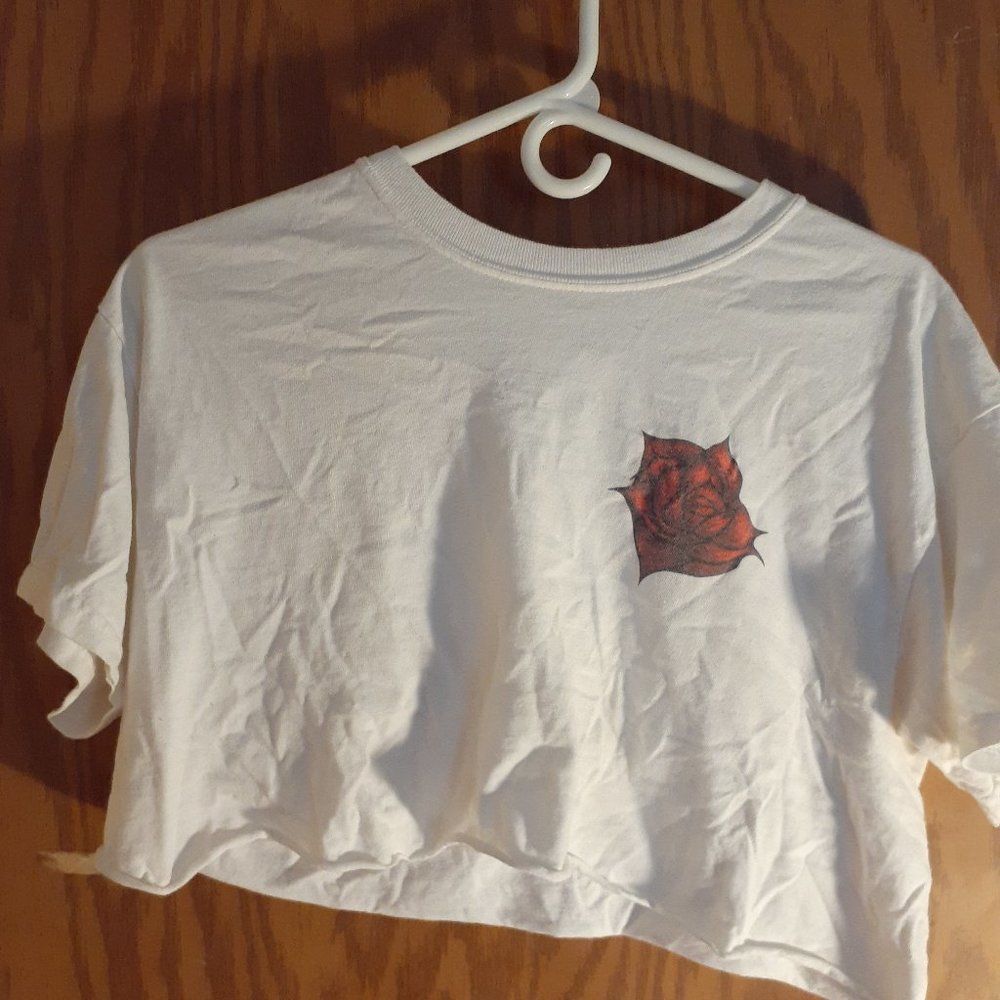 A CROPPED ROSEANNECEO APPAREL SHIRT